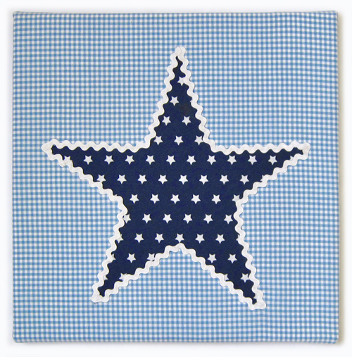 Schilderij 'Sterretje' van S-factory in donkerblauwe ster op lichtblauwe miniruit-stof van Cottonbaby